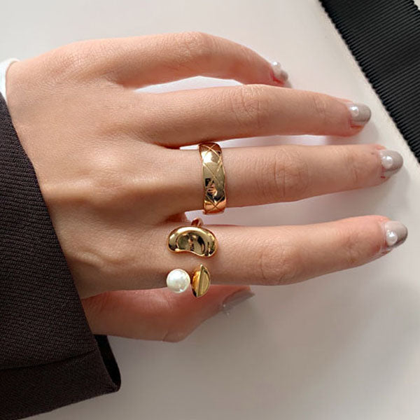 Adele Chic Pearl Gold Ring